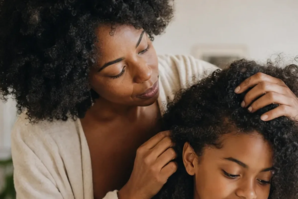Hochwertige Beauty-Inszenierung zu Auswahlkriterien für Tiefenreinigungsshampoo bei fettigem Ansatz