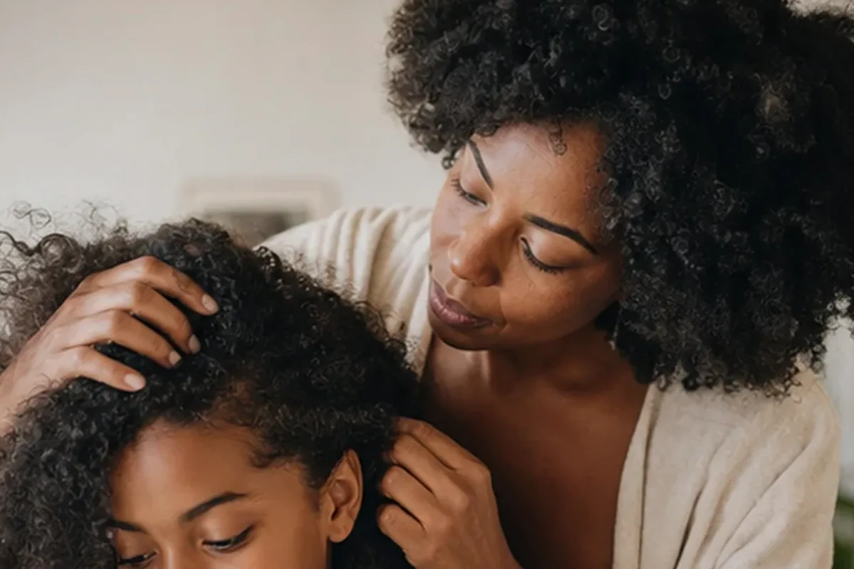 Authentischer Wohlfühlmoment passend zum Beauty-Thema Haartrockner für lockiges Haar