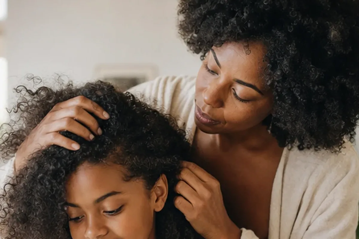 Emotionaler und authentischer Anwendungsmoment rund um Haarbürste für strapaziertes Haar