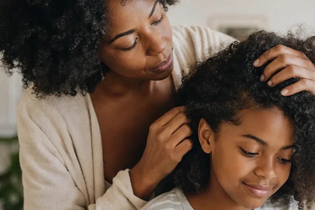 Authentische Beauty-Routine passend zum Thema Haarbürste für trockenes Haar