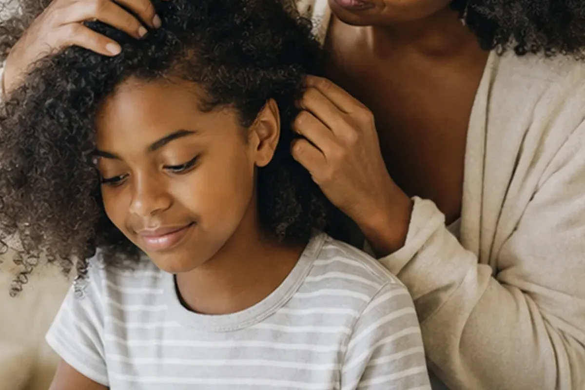 Authentische Beauty-Routine passend zum Thema Haarbürste für empfindliche Kopfhaut
