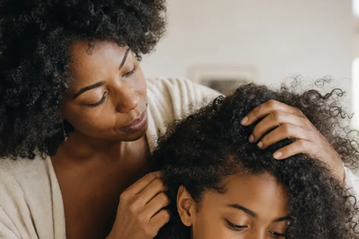 Authentische Beauty-Routine passend zum Thema Trockenshampoo bei Frizz