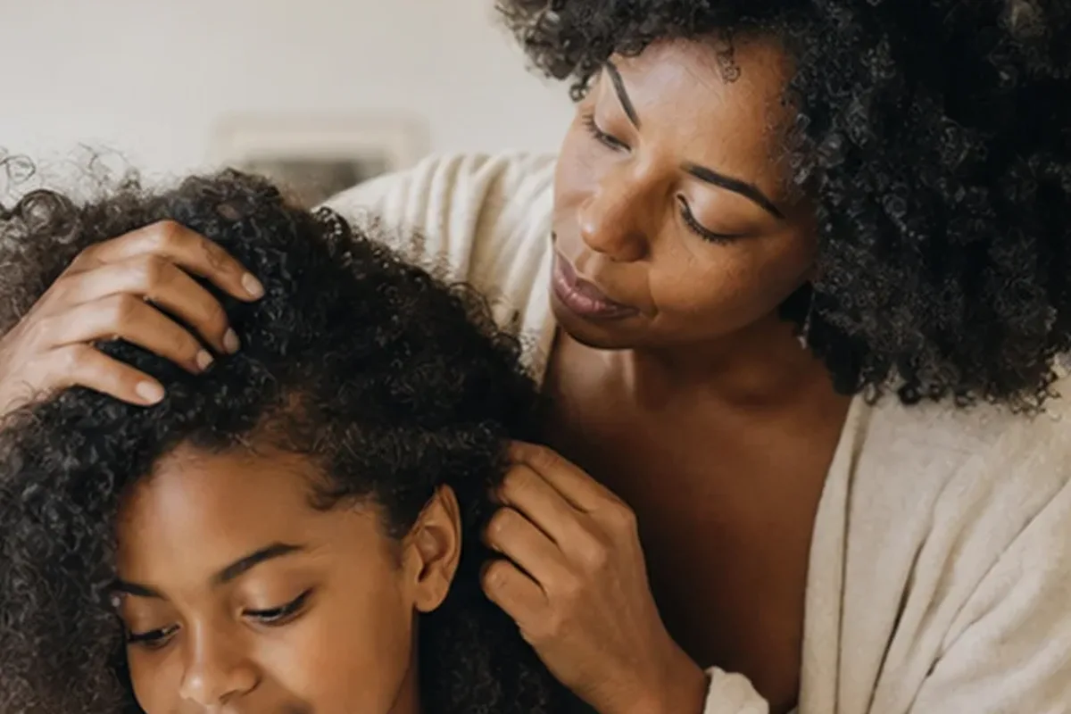 Authentischer Wohlfühlmoment passend zum Beauty-Thema Haartrockner bei Frizz