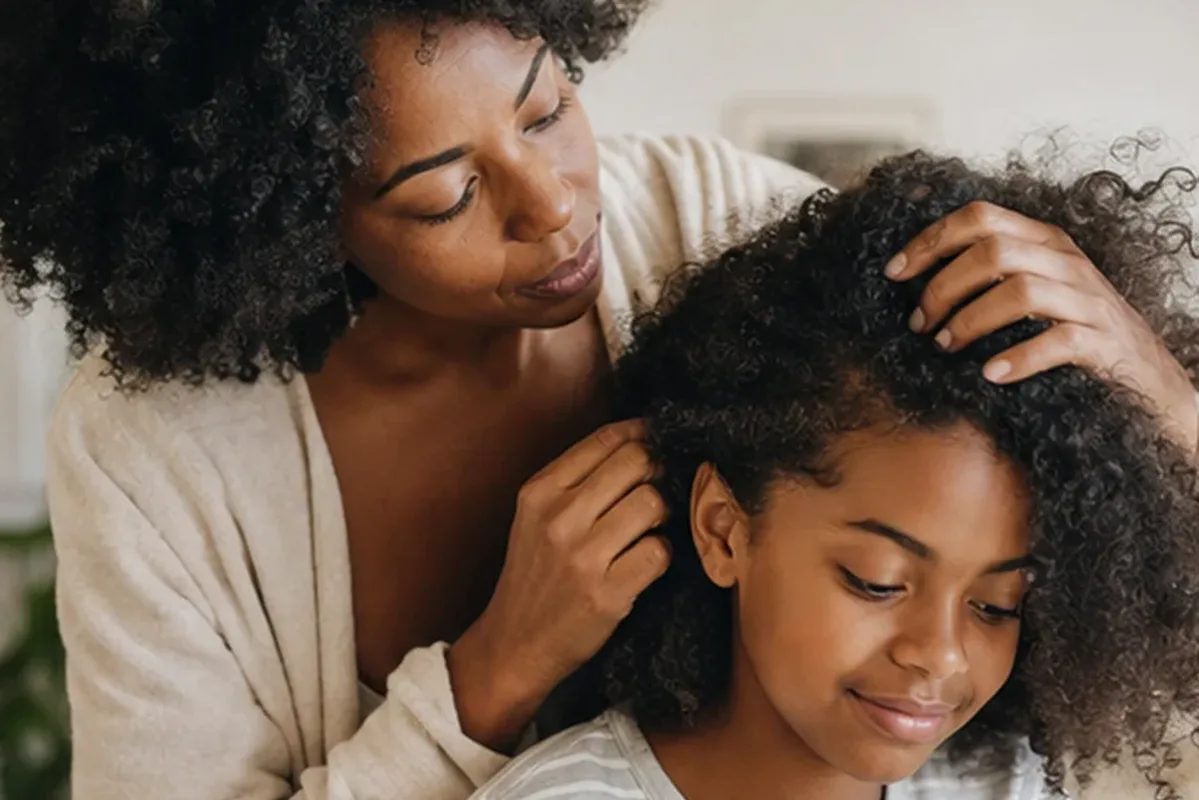 Authentischer Wohlfühlmoment passend zum Beauty-Thema Lockengel für trockenes Haar