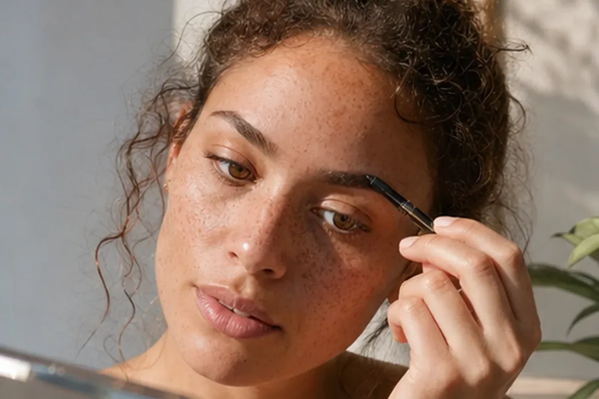 Redaktionelle Detailaufnahme zur Orientierung bei Bronzer für reife Haut