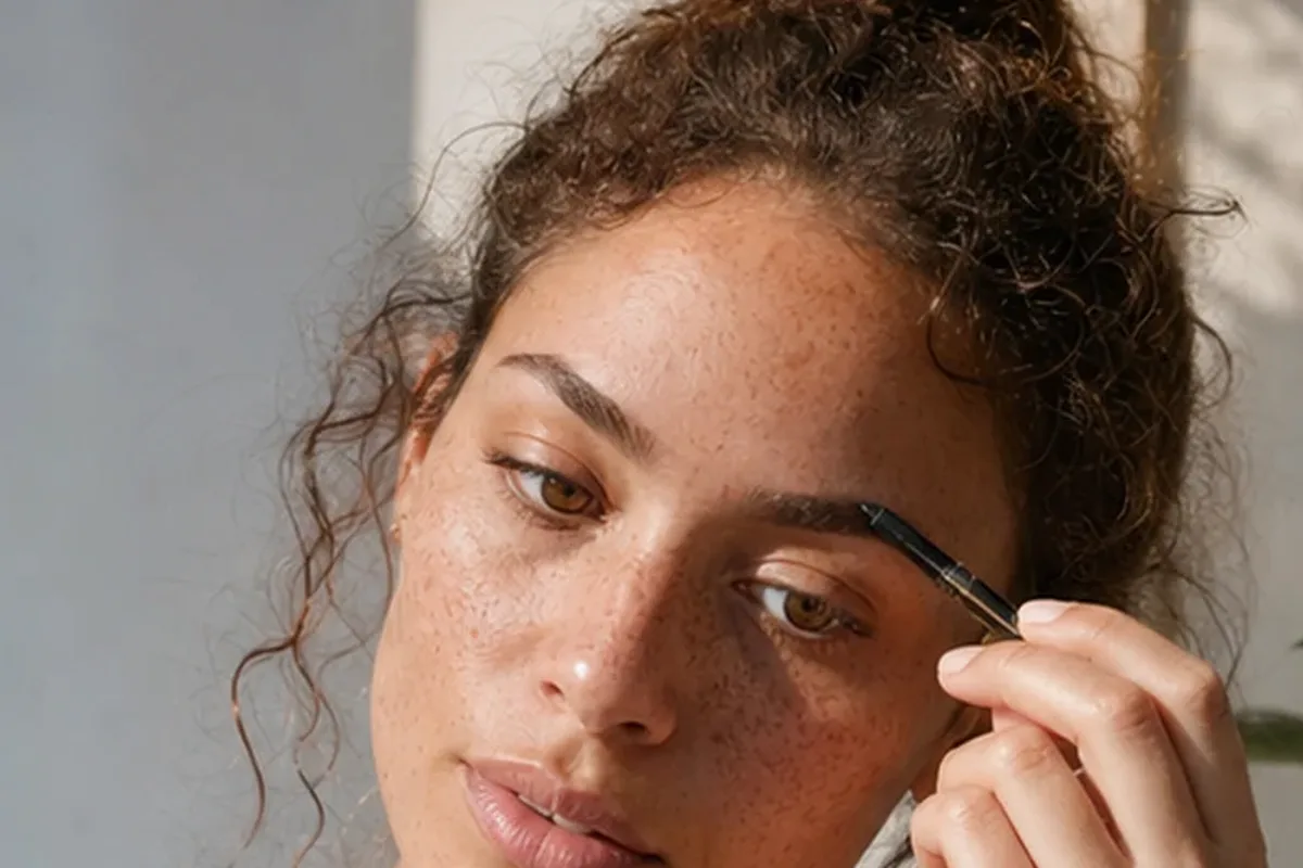 Redaktioneller Beauty-Moment zur Ausgangslage bei Puder für einen natürlichen Look