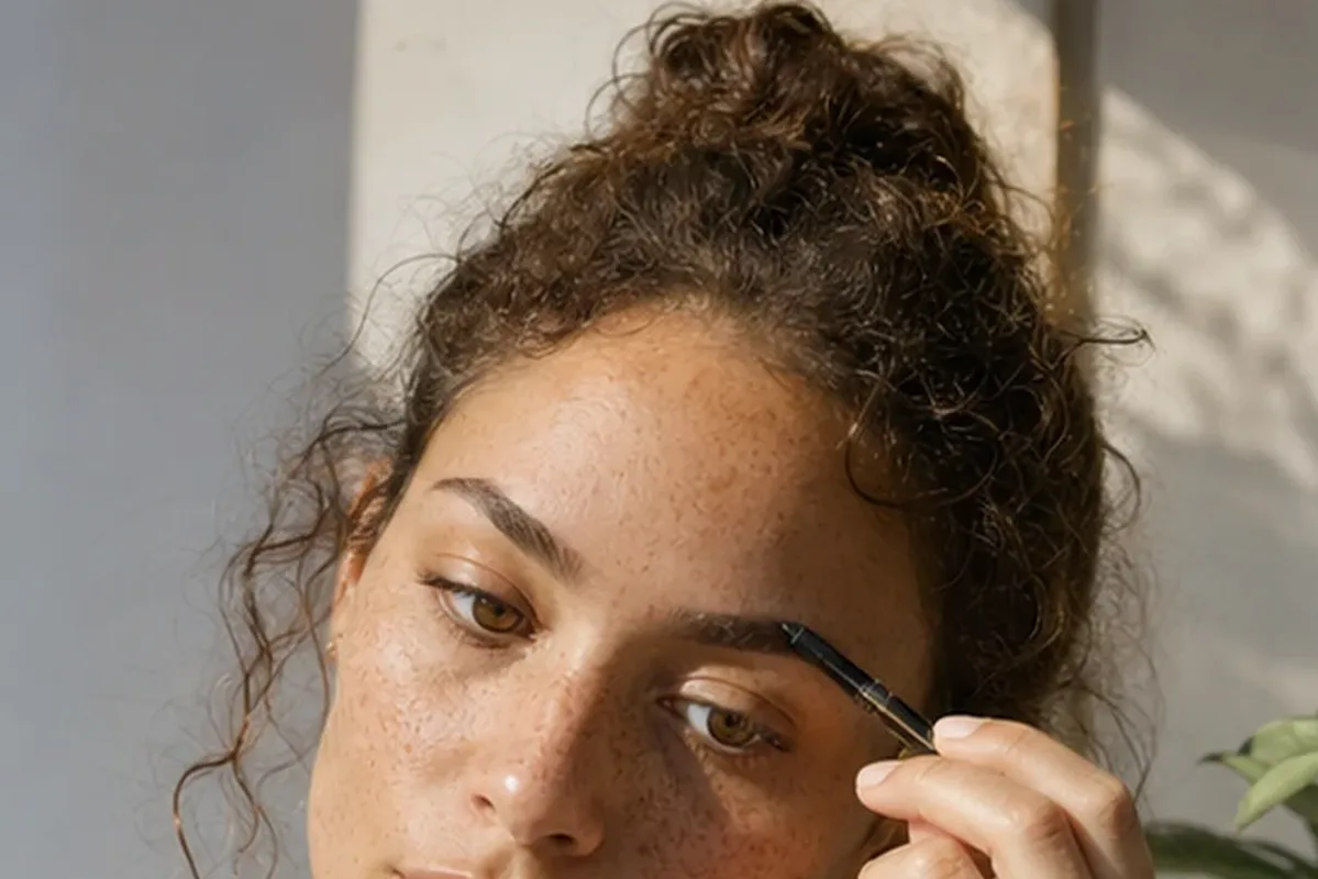 Authentische Beauty-Routine passend zum Thema Bronzer für einen natürlichen Look