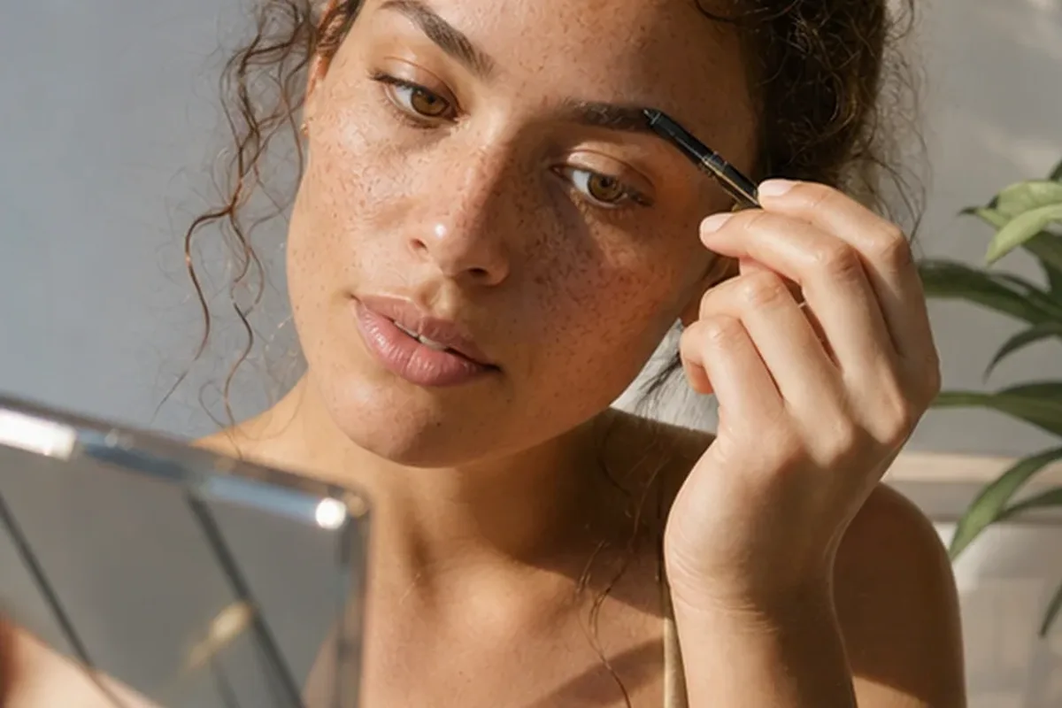 Authentische Beauty-Routine passend zum Thema Setting Spray für ölige Haut