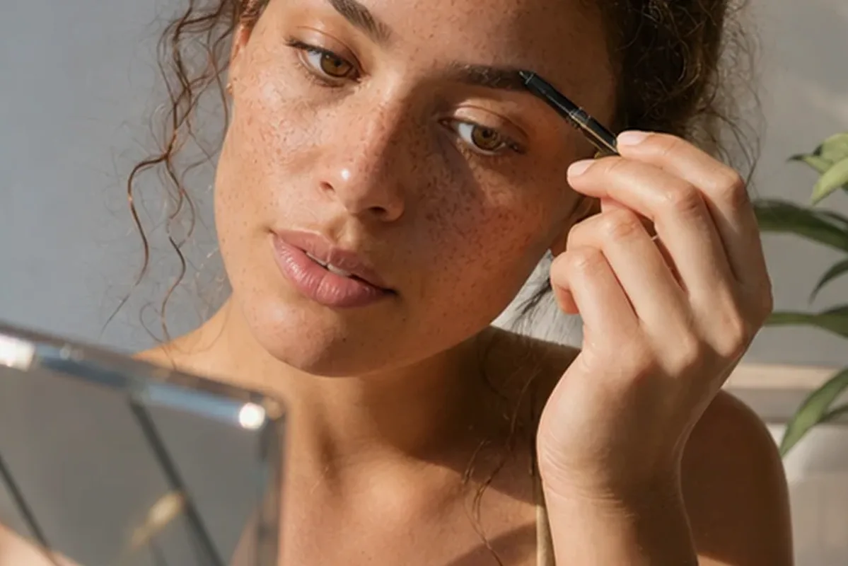 Authentischer Wohlfühlmoment passend zum Beauty-Thema Setting Spray für einen natürlichen Look