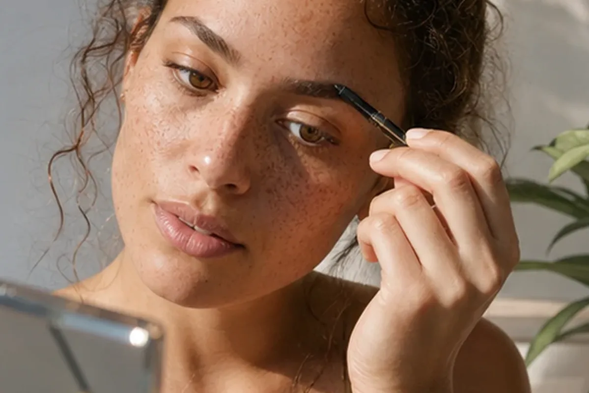 Emotionaler und authentischer Anwendungsmoment rund um Setting Spray für empfindliche Haut