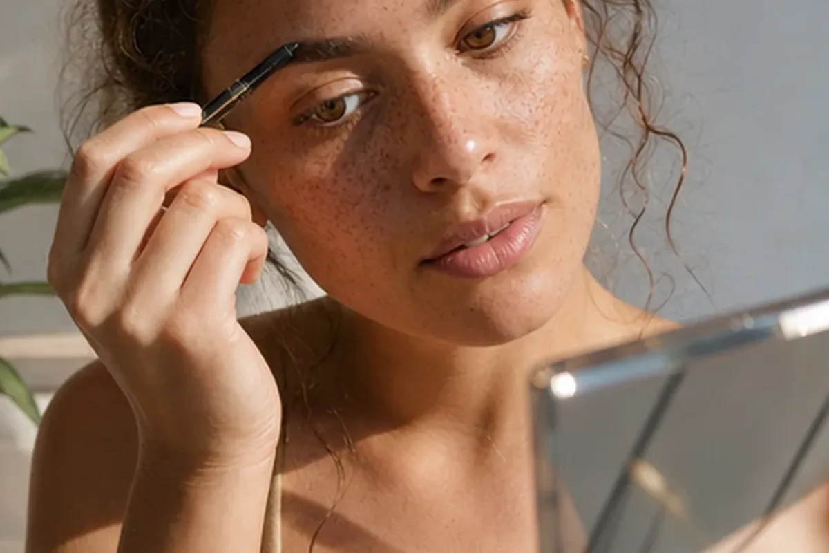 Emotionaler und authentischer Anwendungsmoment rund um Setting Spray für trockene Haut