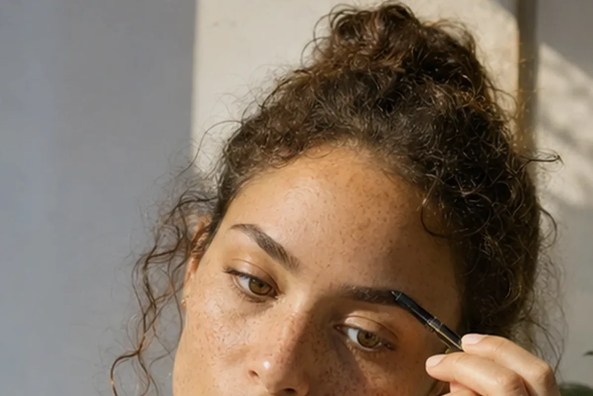 Emotionaler und authentischer Anwendungsmoment rund um Bronzer für einen natürlichen Look