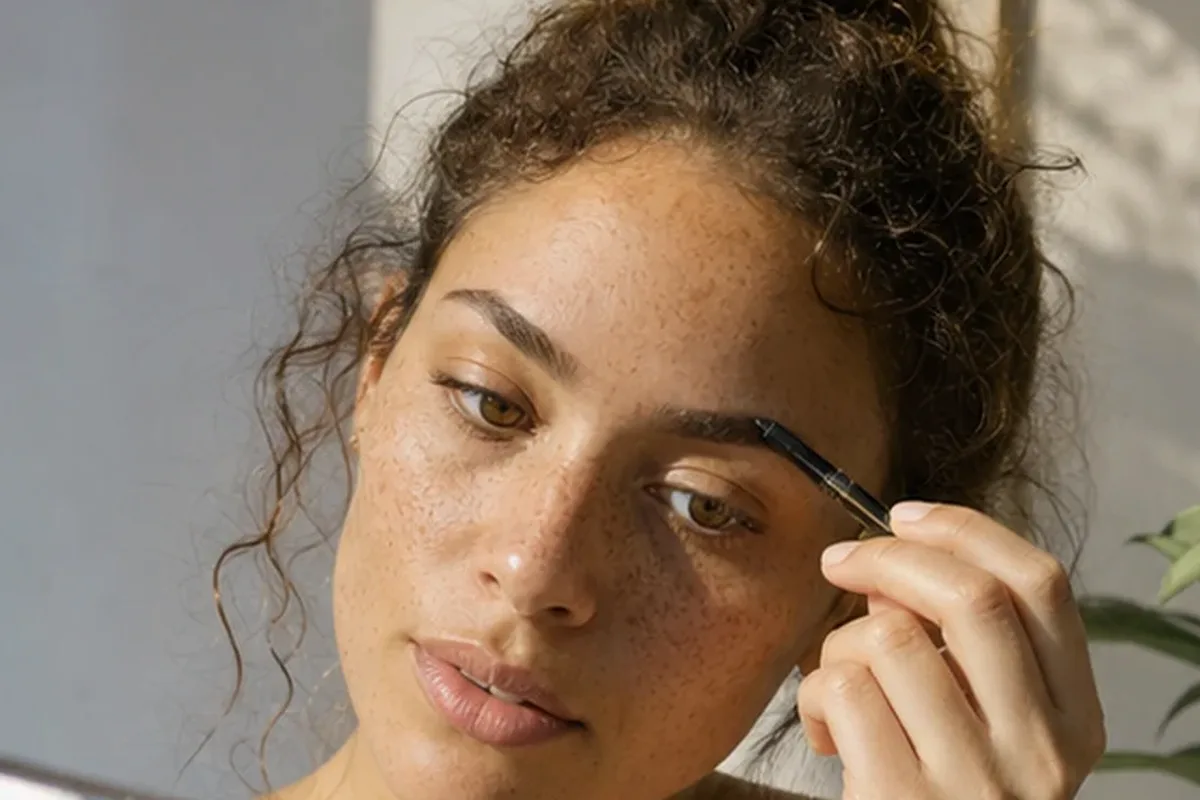 Hochwertige Beauty-Inszenierung zu Auswahlkriterien für Setting Spray für ölige Haut