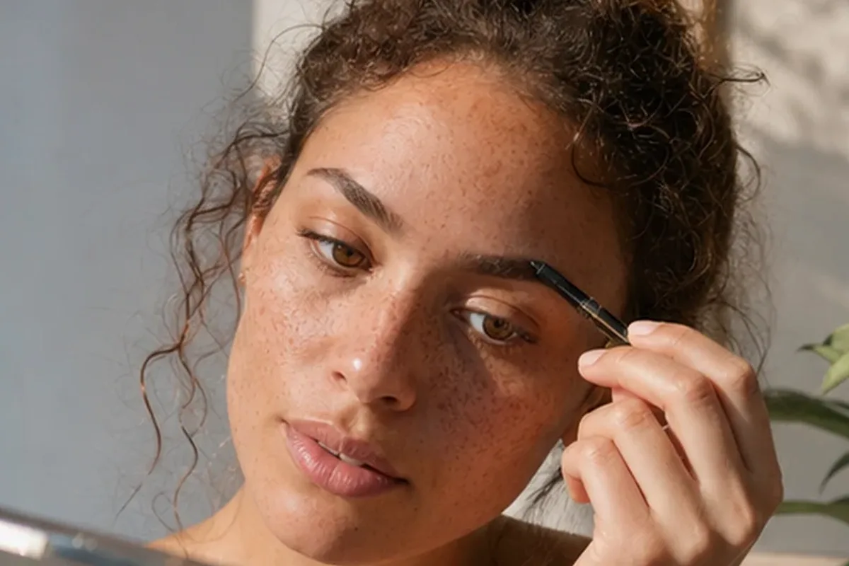 Redaktionelle Detailaufnahme zur Orientierung bei Setting Spray bei Rötungen