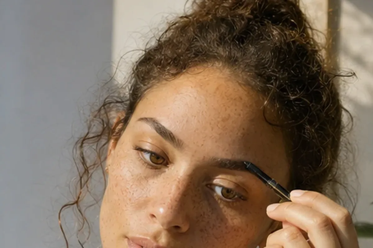 Redaktioneller Beauty-Moment zur Ausgangslage bei Skin Tint bei großen Poren