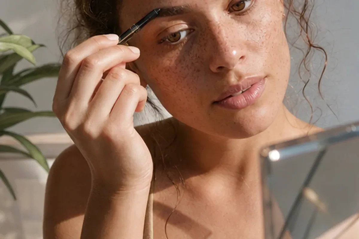 Emotionaler und authentischer Anwendungsmoment rund um Augen