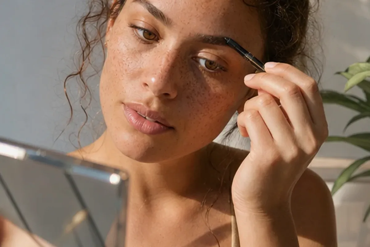 Redaktionelle Detailaufnahme zur Orientierung bei Make-up-Pinsel für einen natürlichen Look
