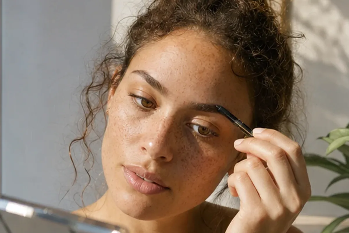Hochwertige Beauty-Inszenierung zu Auswahlkriterien für Skin Tint für einen natürlichen Look