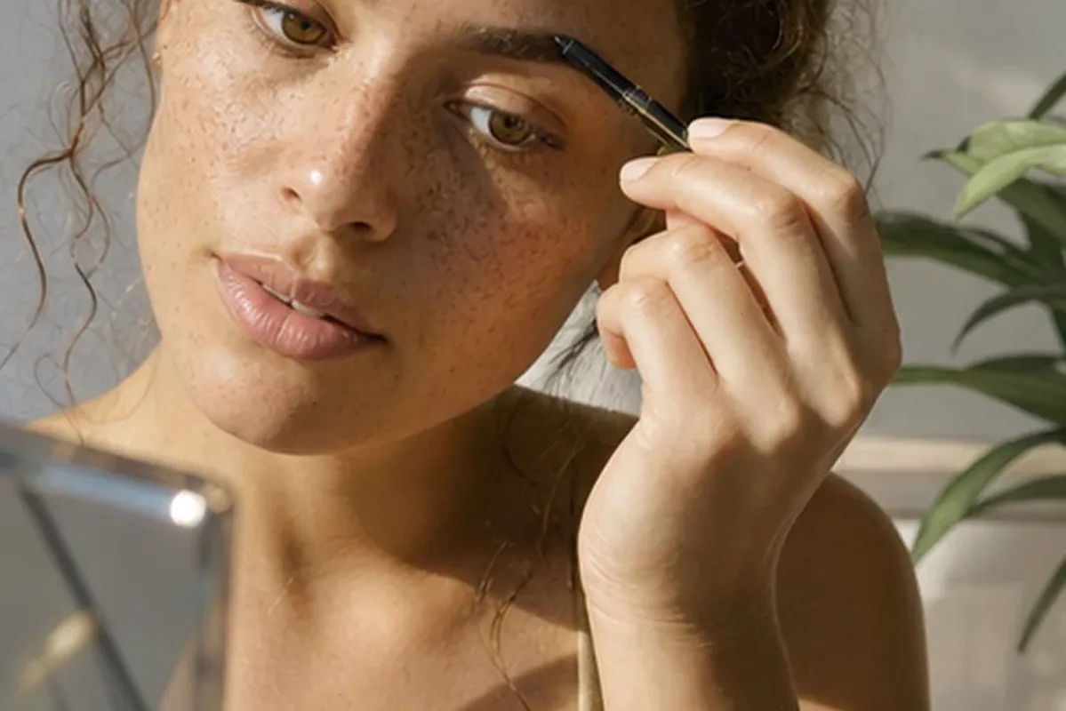 Authentischer Wohlfühlmoment passend zum Beauty-Thema Puder für ölige Haut
