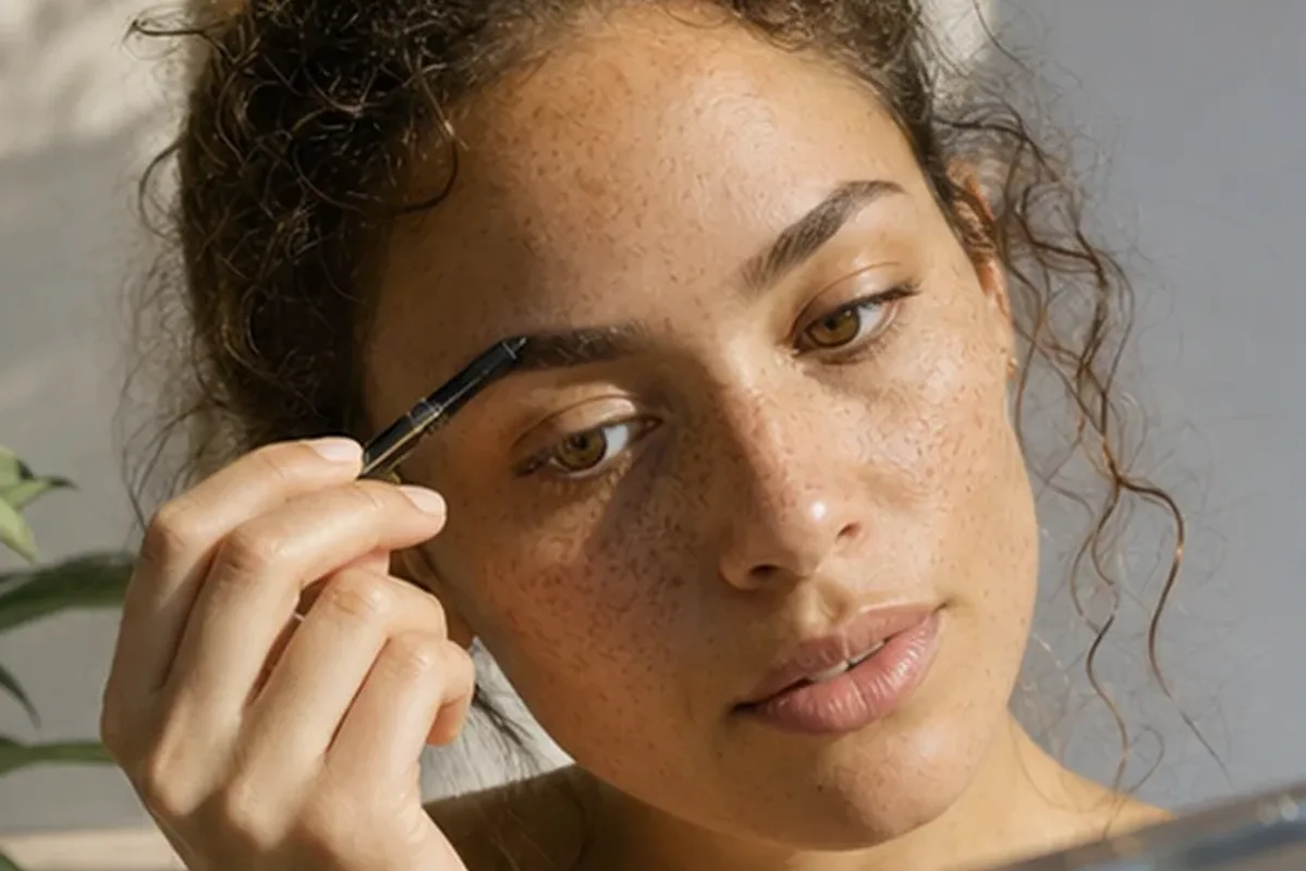 Emotionaler und authentischer Anwendungsmoment rund um Setting Spray für einen natürlichen Look
