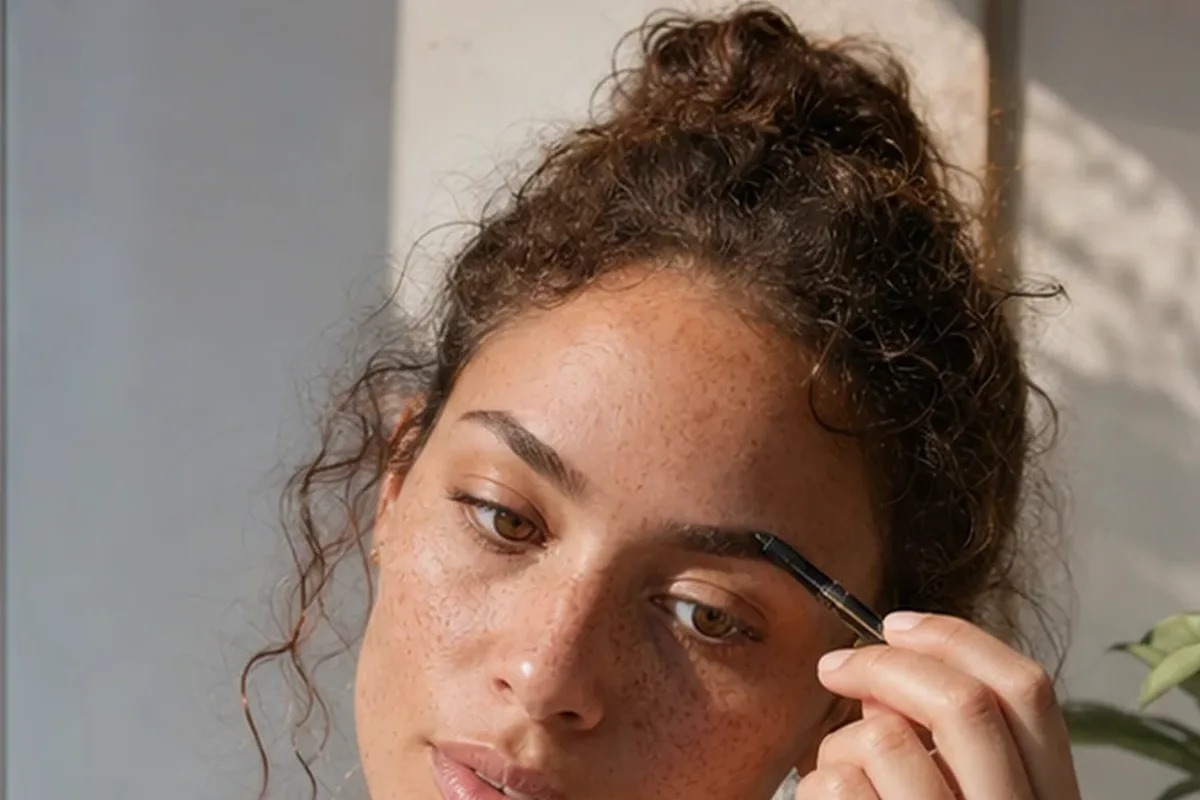 Authentischer Wohlfühlmoment passend zum Beauty-Thema Eyeliner für einen natürlichen Look