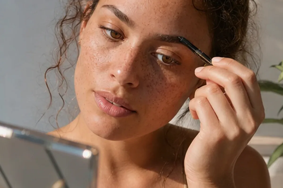 Redaktioneller Beauty-Moment zur Ausgangslage bei Lidschatten für einen natürlichen Look