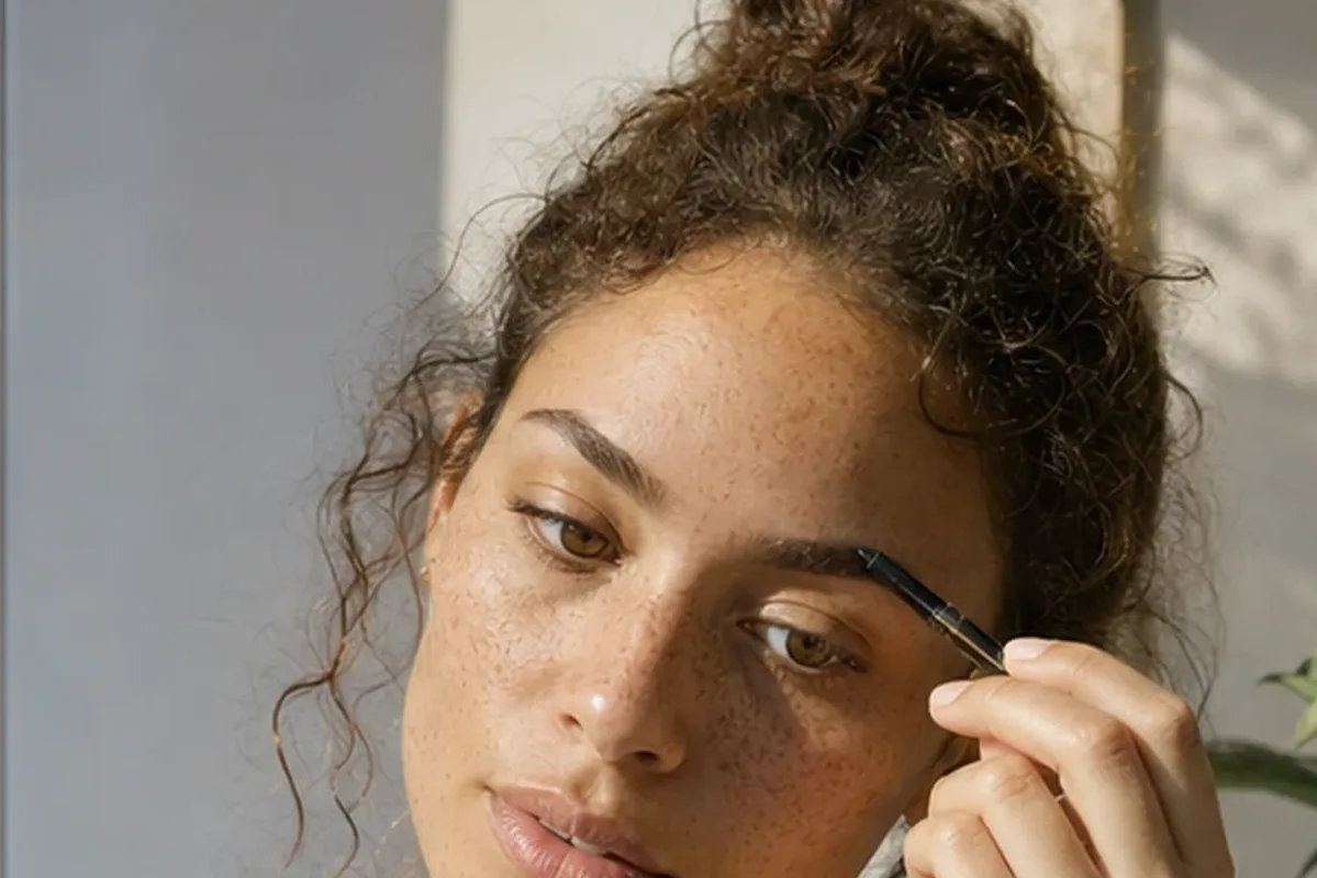Hochwertige Beauty-Inszenierung zu Auswahlkriterien für Foundation für ölige Haut