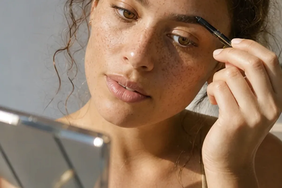 Hochwertige Beauty-Inszenierung zu Auswahlkriterien für Highlighter für langen Halt