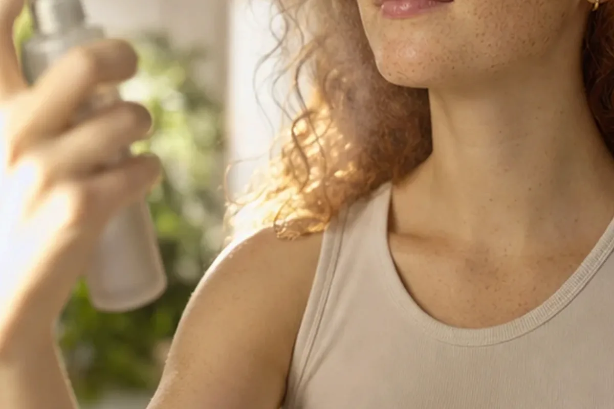 Authentischer Wohlfühlmoment passend zum Beauty-Thema Feuchtigkeitsserum für fettige Haut