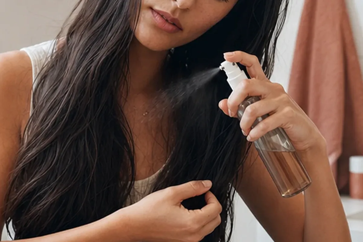 Authentischer Wohlfühlmoment passend zum Beauty-Thema Lockencreme für lockiges Haar
