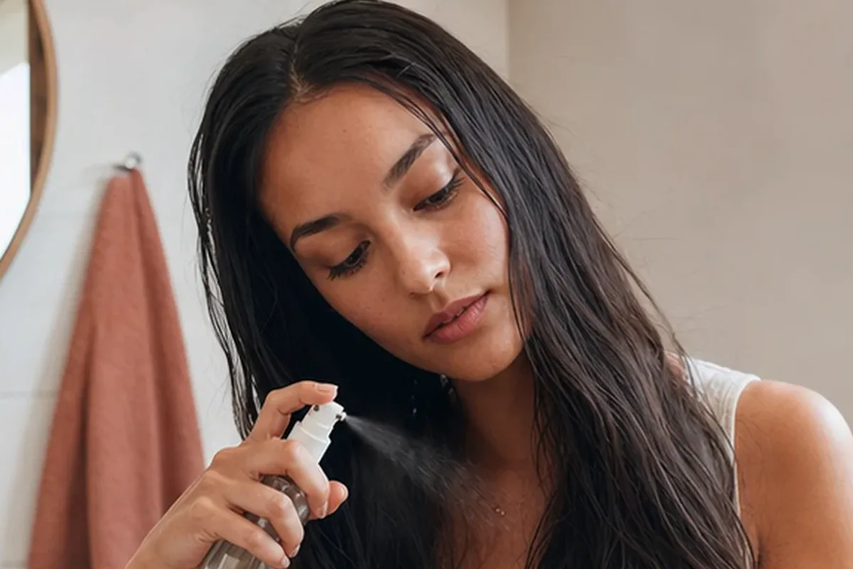 Redaktioneller Beauty-Moment zur Ausgangslage bei Hitzeschutz für strapaziertes Haar