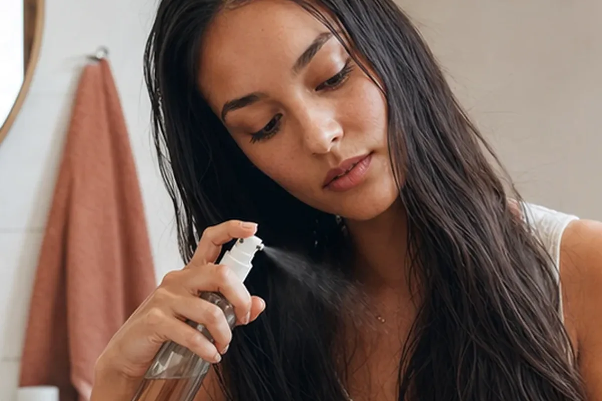 Emotionaler und authentischer Anwendungsmoment rund um Lockencreme für lockiges Haar