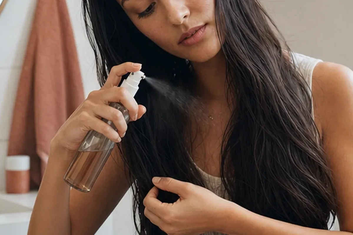Authentischer Wohlfühlmoment passend zum Beauty-Thema Silbershampoo für feines Haar