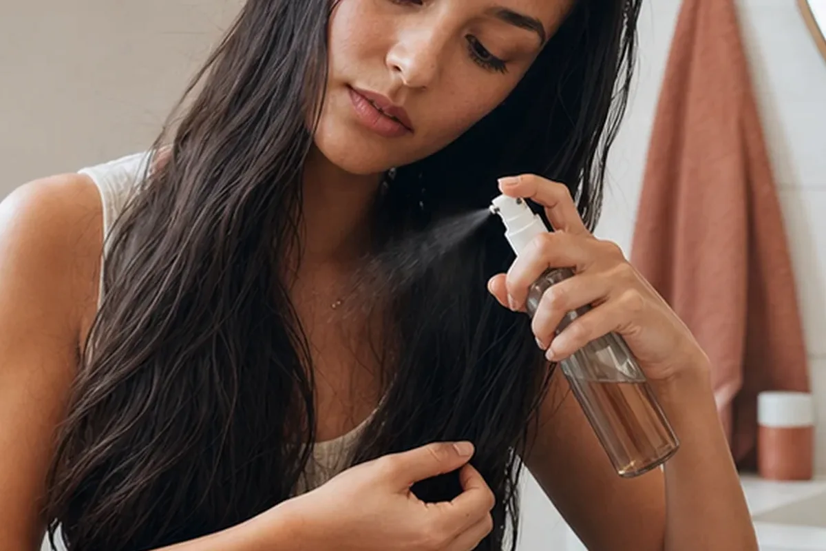 Hochwertige Beauty-Inszenierung zu Auswahlkriterien für Tiefenreinigungsshampoo für empfindliche Kopfhaut