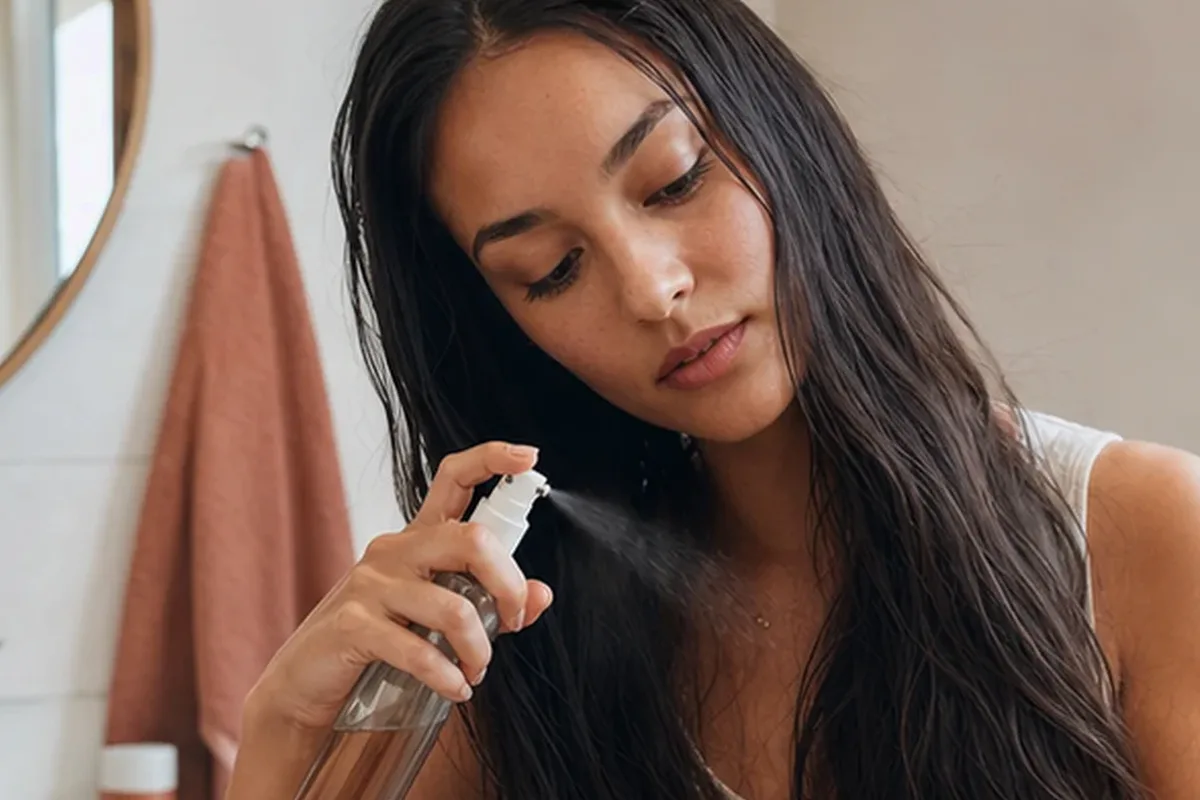 Authentischer Wohlfühlmoment passend zum Beauty-Thema Haaröl bei fettigem Ansatz