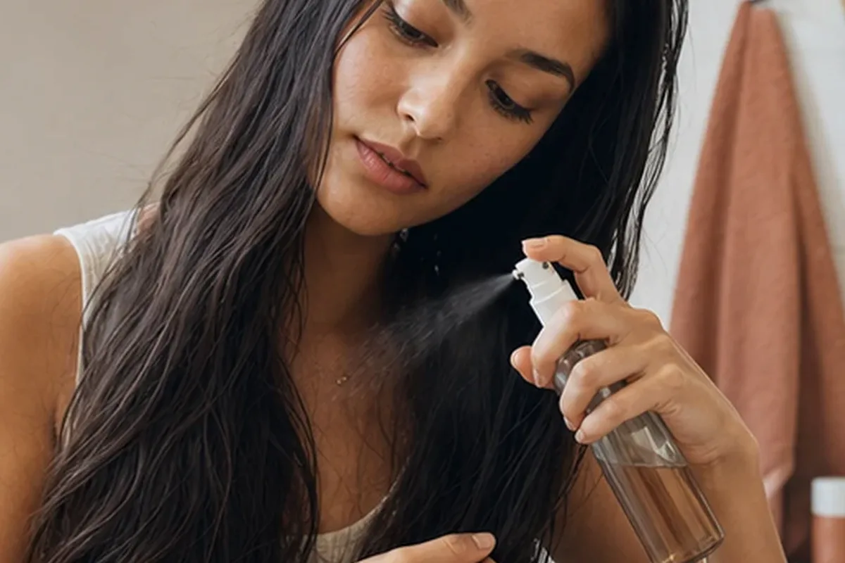 Authentische Beauty-Routine passend zum Thema Trockenshampoo für feines Haar