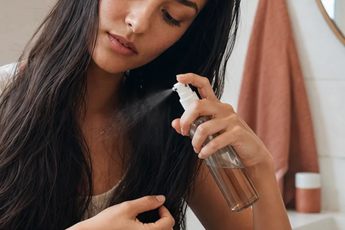 Authentische Beauty-Routine passend zum Thema Hitzeschutz für trockenes Haar