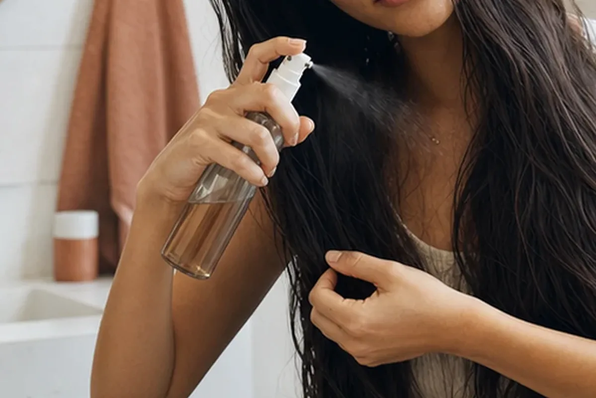 Authentischer Wohlfühlmoment passend zum Beauty-Thema Leave-in-Pflege für trockenes Haar