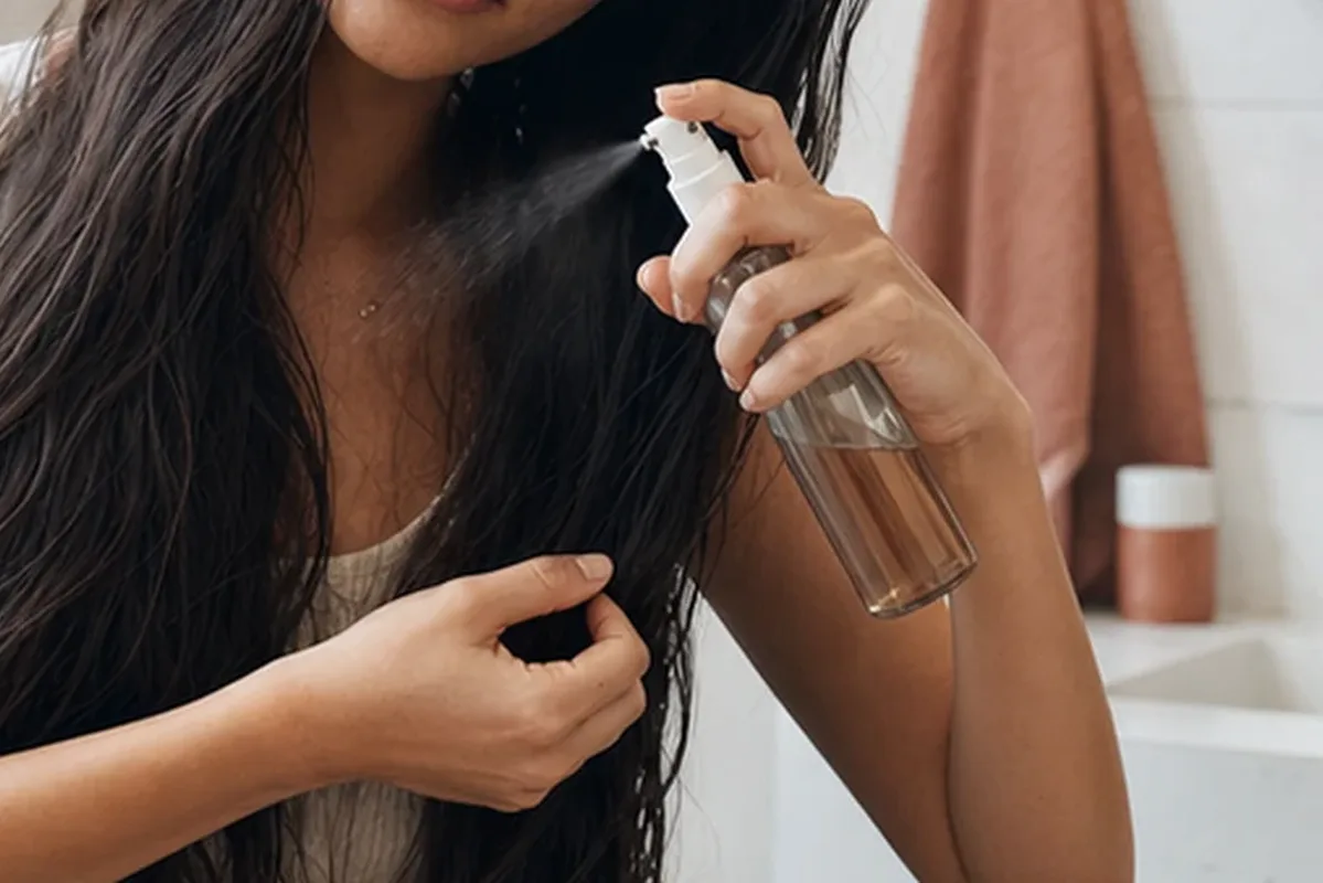 Hochwertige Beauty-Inszenierung zu Auswahlkriterien für Trockenshampoo bei Frizz