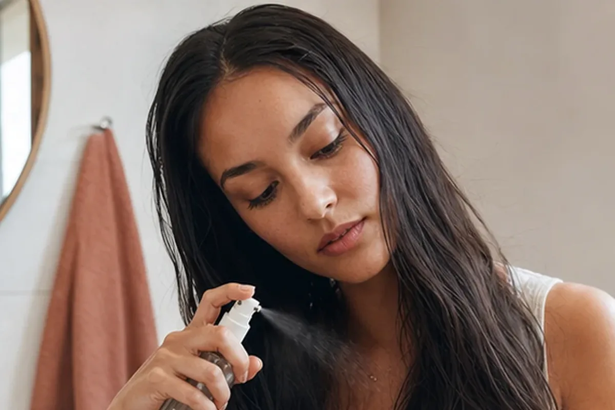 Authentischer Wohlfühlmoment passend zum Beauty-Thema Hitzeschutz bei fettigem Ansatz