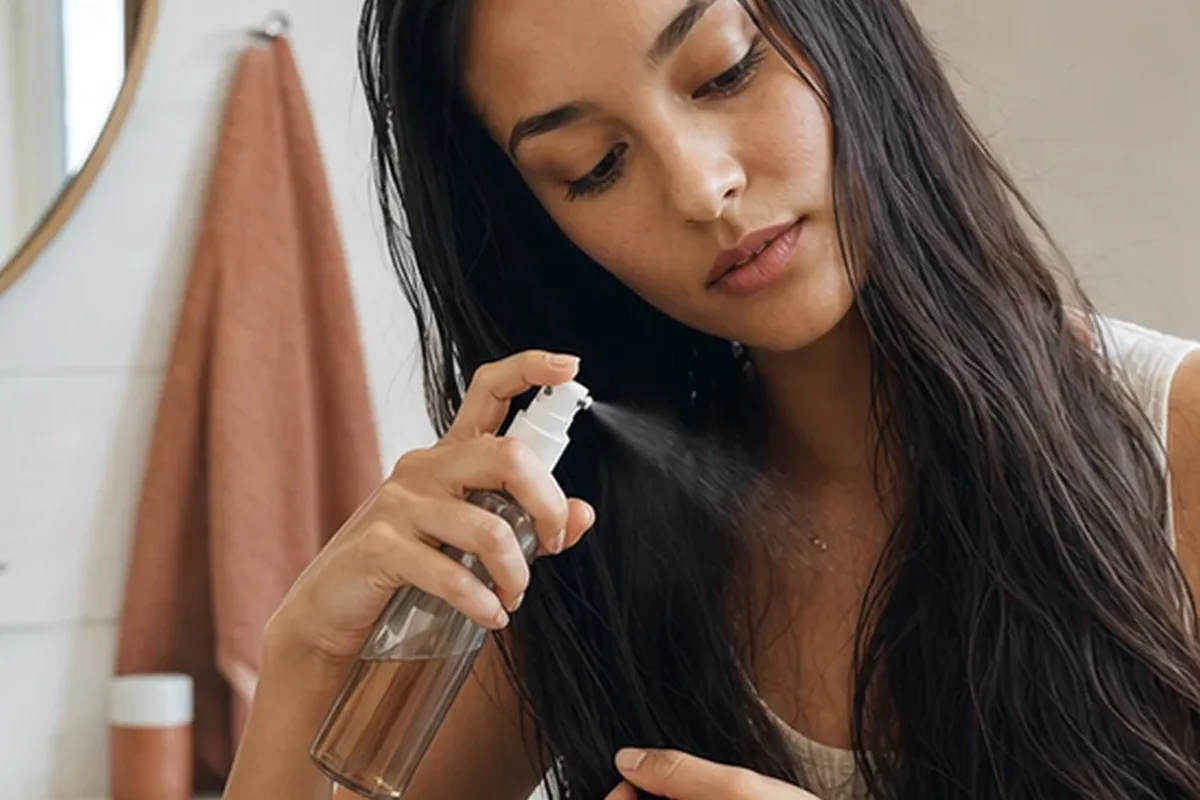 Redaktionelle Detailaufnahme zur Orientierung bei Anti-Frizz-Pflege für trockenes Haar