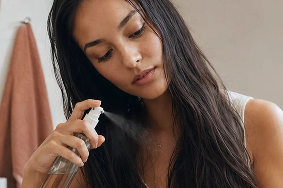 Authentischer Wohlfühlmoment passend zum Beauty-Thema Mildes Shampoo bei Frizz