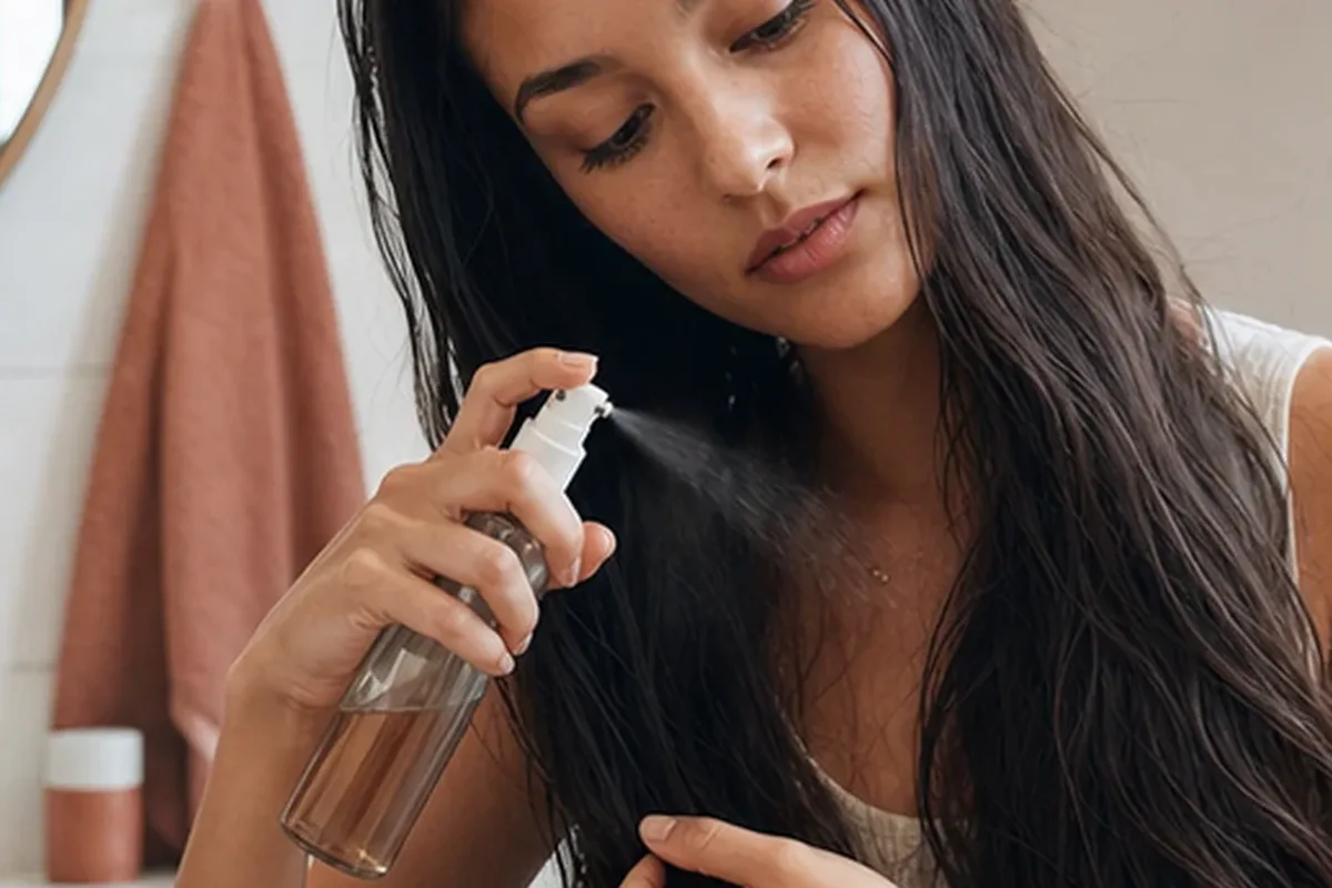 Authentischer Wohlfühlmoment passend zum Beauty-Thema Haarbürste für empfindliche Kopfhaut