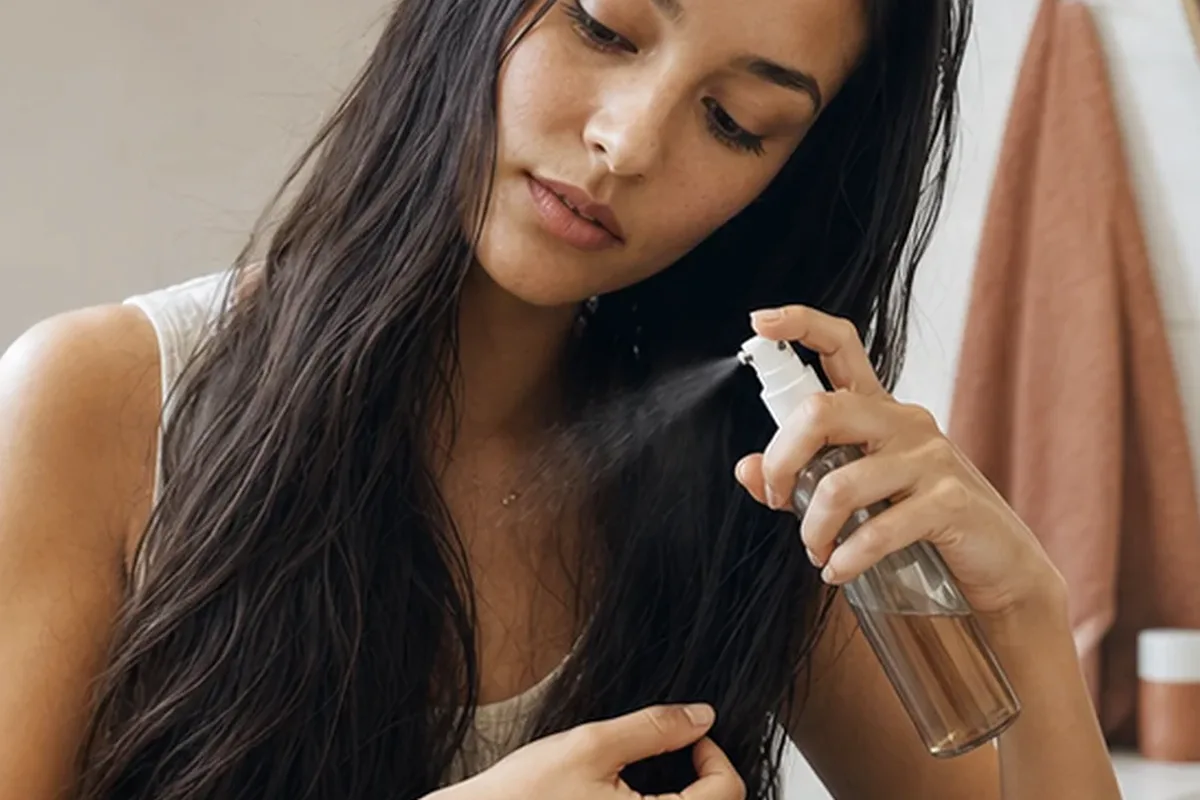 Authentische Beauty-Routine passend zum Thema Leave-in-Pflege für feines Haar