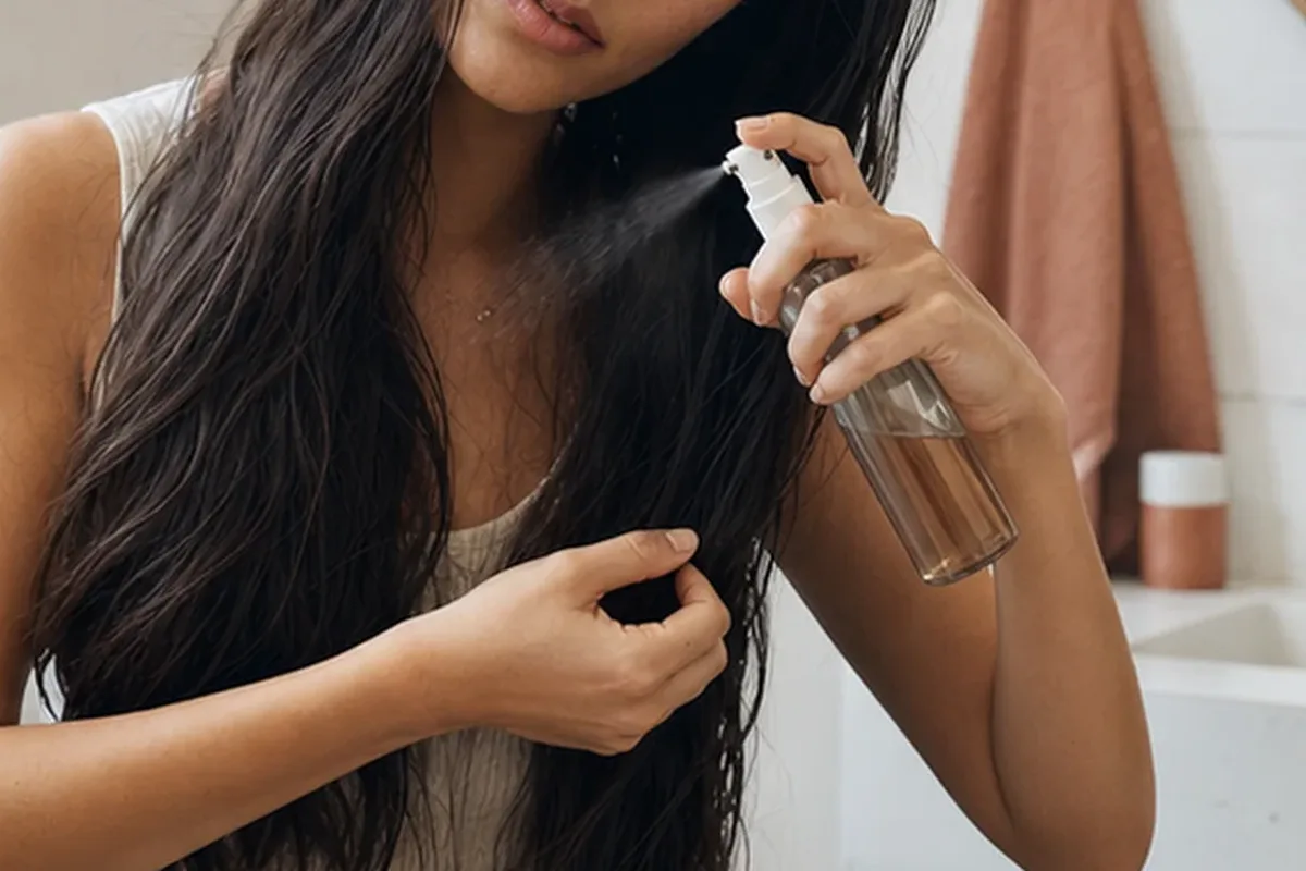 Authentische Beauty-Routine passend zum Thema Volumenspray für strapaziertes Haar
