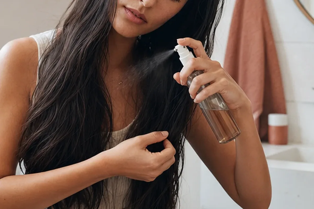 Authentischer Wohlfühlmoment passend zum Beauty-Thema Haarmaske bei Frizz