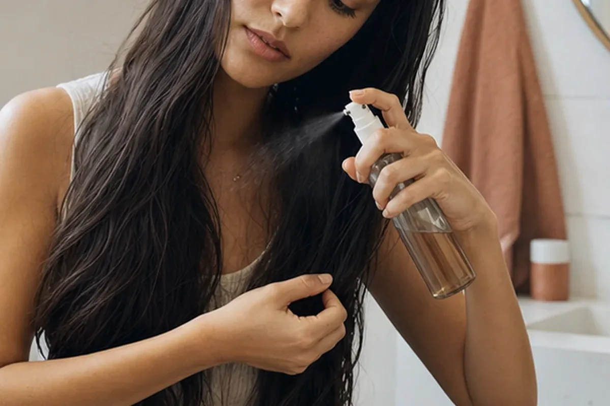 Authentische Beauty-Routine passend zum Thema Leave-in-Pflege bei fettigem Ansatz