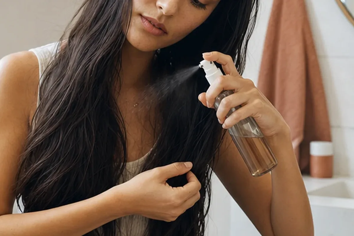Redaktioneller Beauty-Moment zur Ausgangslage bei Haarbürste bei Haarbruch