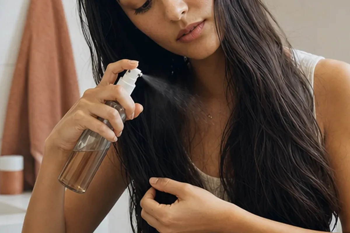 Emotionaler und authentischer Anwendungsmoment rund um Anti-Frizz-Pflege für feines Haar