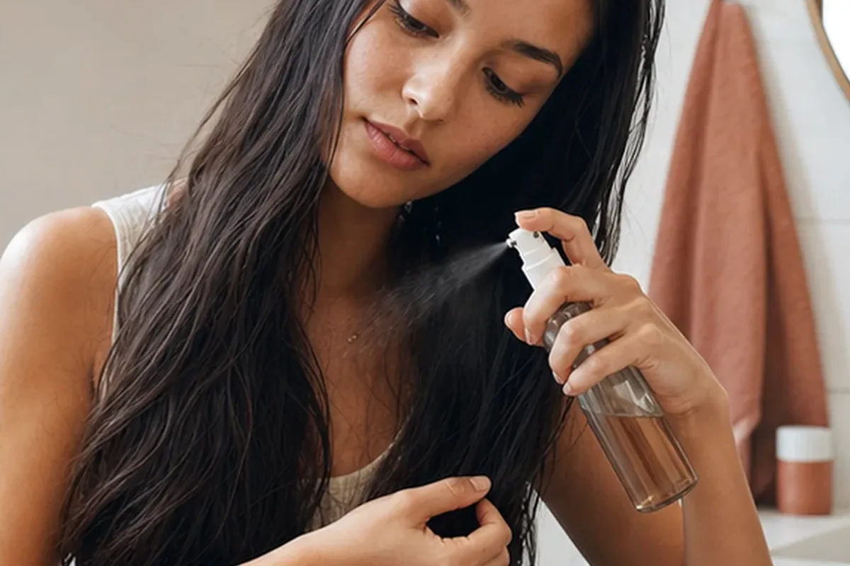Authentische Beauty-Routine passend zum Thema Kopfhautserum bei Haarbruch
